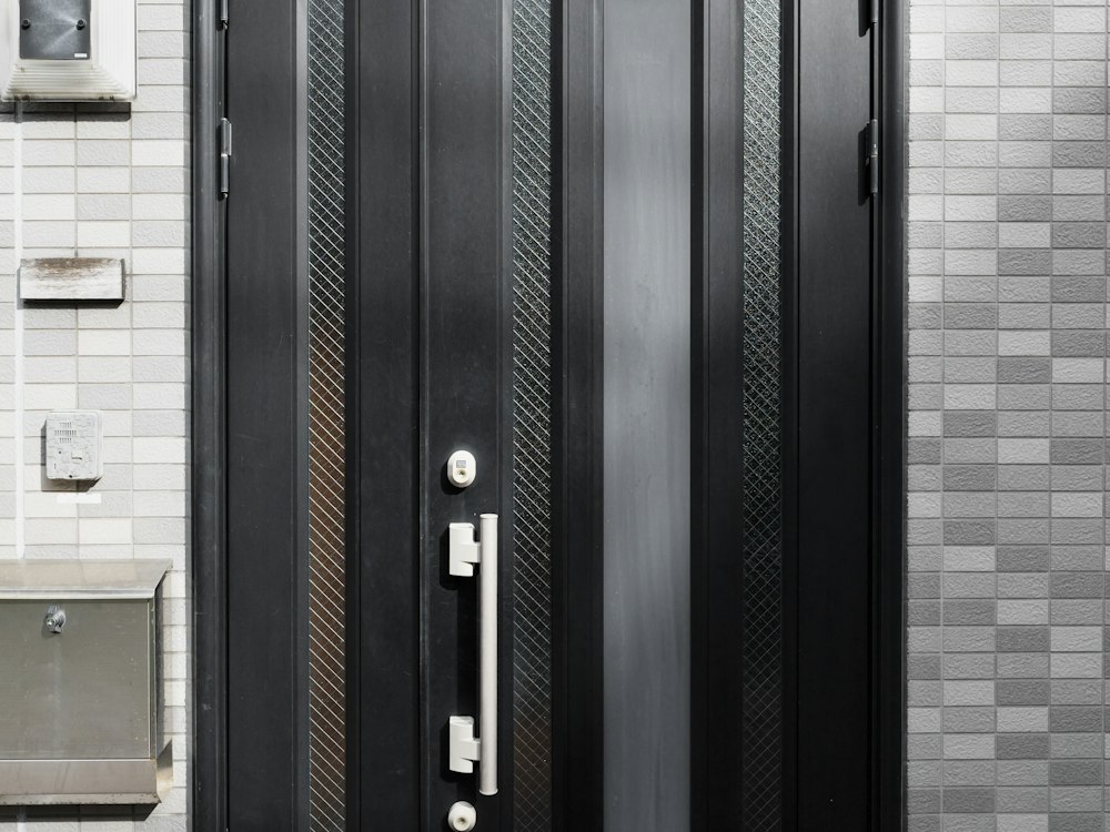 Porte d'entrée noire
